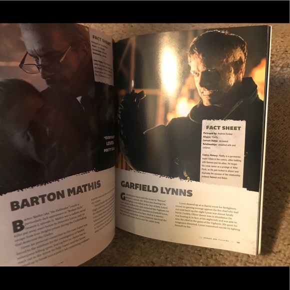 Book (Softback): Arrow; Heroes and Villains - Picture 8 of 12